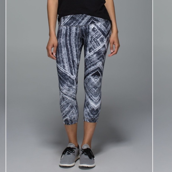 Lululemon Wunder Under Crop II Full-On Luon in Heat Wave White Black size 4 - Picture 1 of 8